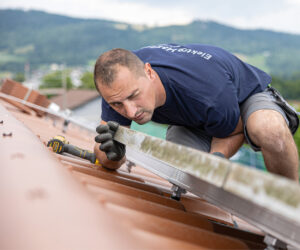 Foto Handwerk. Elektriker Montage PV-Anlage