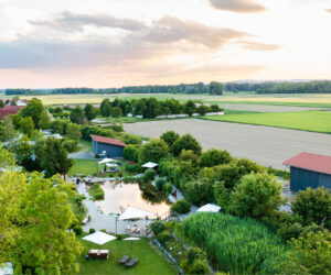 Luftaufnahme Campingplatz mit Schwimmteich